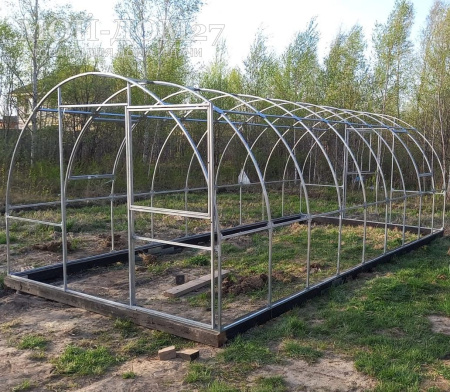 Теплица Восточная Усиленная 6 метров с поликарбонатом | Мой-Дом27 | Каркас изготовлен из оцинкованной замкнутой трубы 20*20 мм.<br>
 Ширина - 3 метра. Высота - 2,1 метра. Длина 6 метров. <br>
 Выдерживаемая снеговая нагрузка - 150 кг/м2. Выдерживаемая ветровая нагрузка - до 20 м/с.<br>
 Расстояние между дугами 0,65 метра. Толщина металла дуг 1,2 мм. Ширина двери 0,96 метра.<br>